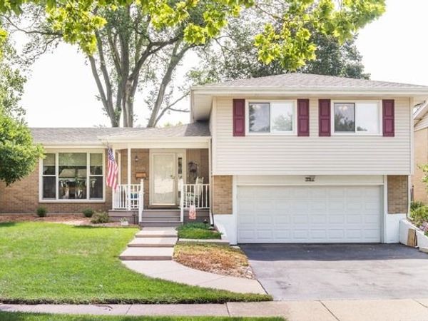 731 Hawthorne Circle, Lombard, IL 60148