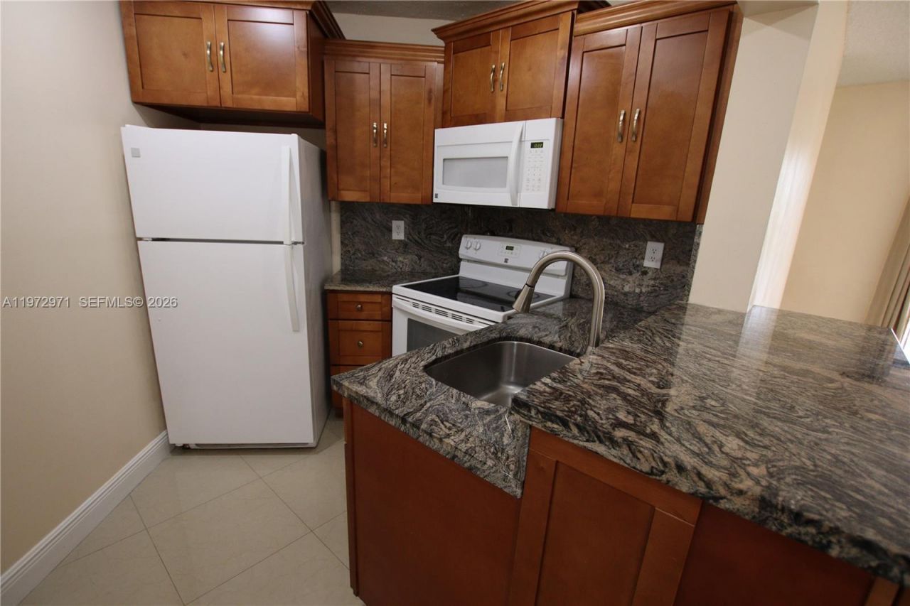 690 W Park Dr, Unit 2-204, Miami, FL 33172 Photo