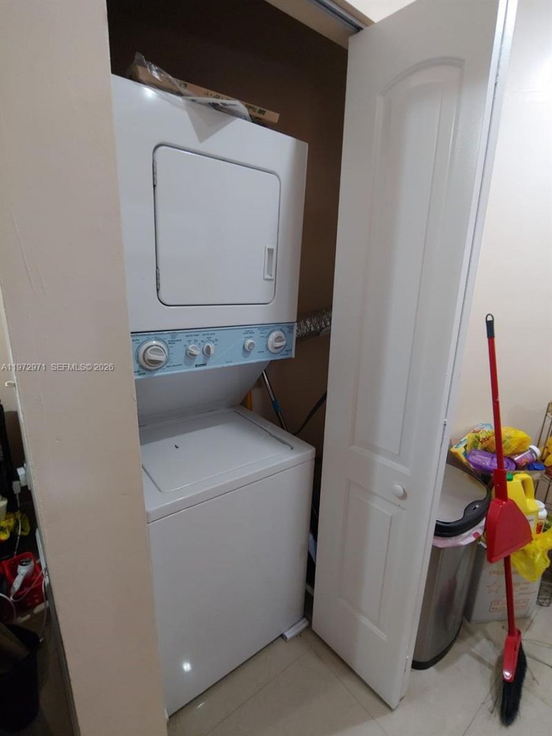 690 W Park Dr, Unit 2-204, Miami, FL 33172 Photo