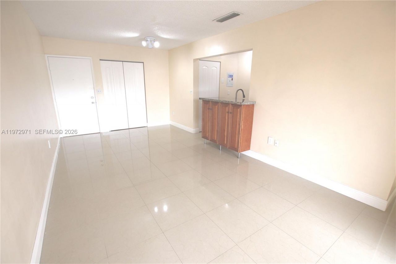 690 W Park Dr, Unit 2-204, Miami, FL 33172 Photo