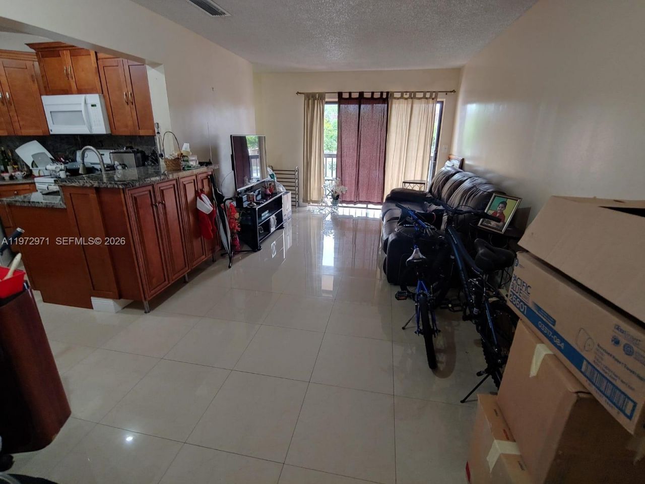 690 W Park Dr, Unit 2-204, Miami, FL 33172 Photo