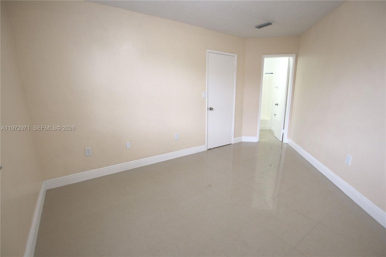 690 W Park Dr, Unit 2-204, Miami, FL 33172 Photo