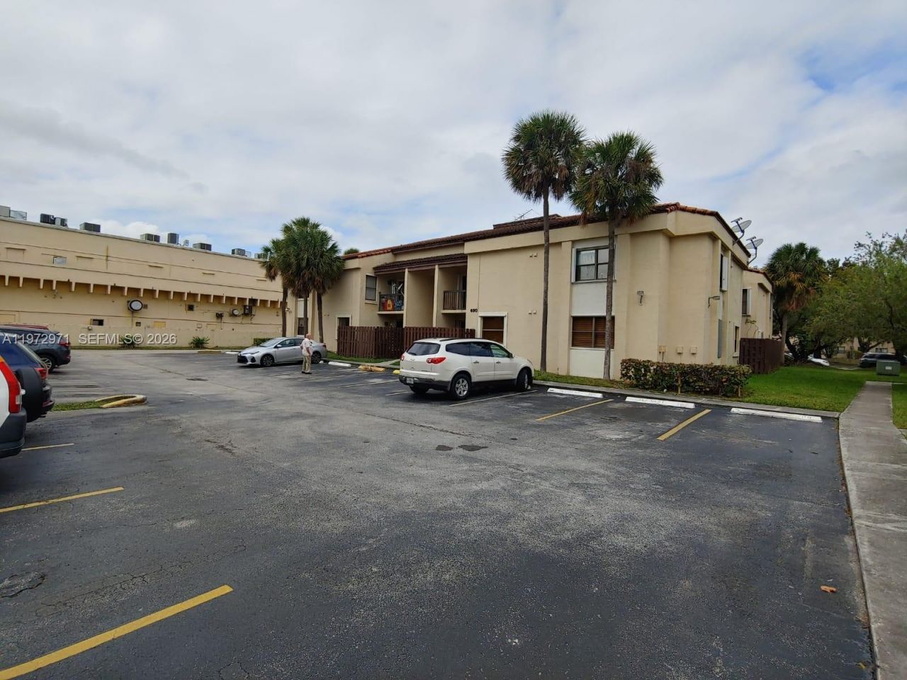 690 W Park Dr, Unit 2-204, Miami, FL 33172 Photo