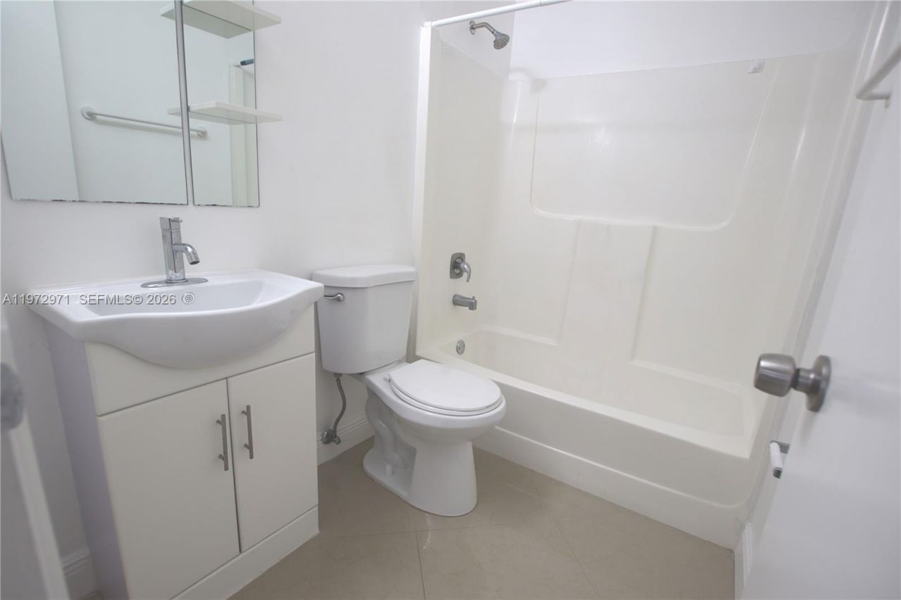 690 W Park Dr, Unit 2-204, Miami, FL 33172 Photo