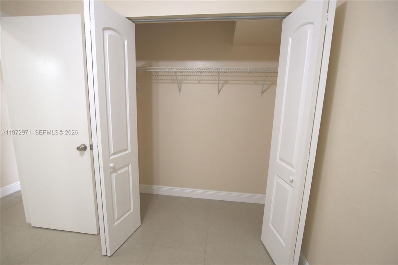 690 W Park Dr, Unit 2-204, Miami, FL 33172 Photo