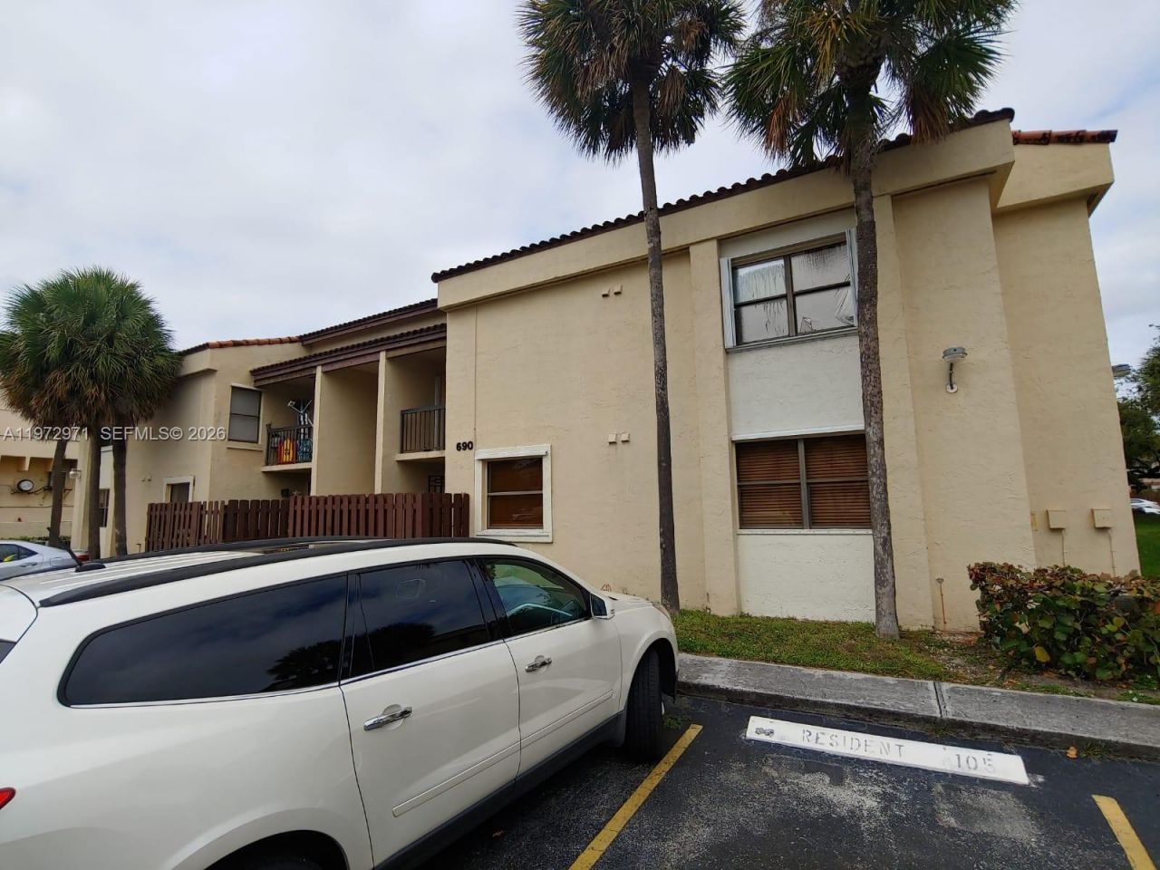 690 W Park Dr, Unit 2-204, Miami, FL 33172 Photo