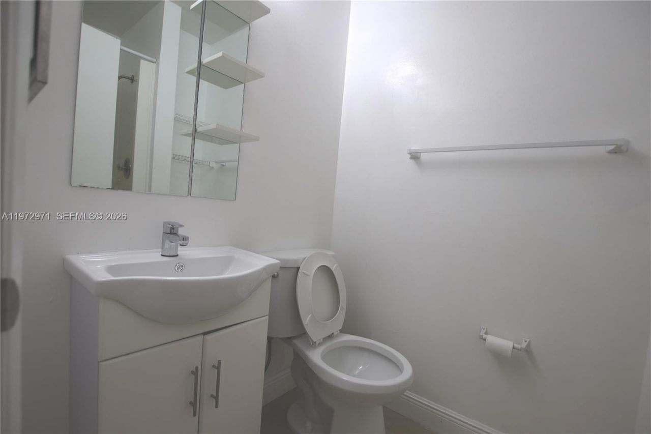 690 W Park Dr, Unit 2-204, Miami, FL 33172 Photo