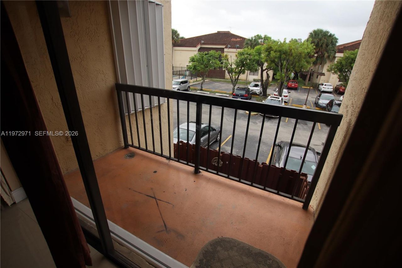 690 W Park Dr, Unit 2-204, Miami, FL 33172 Photo