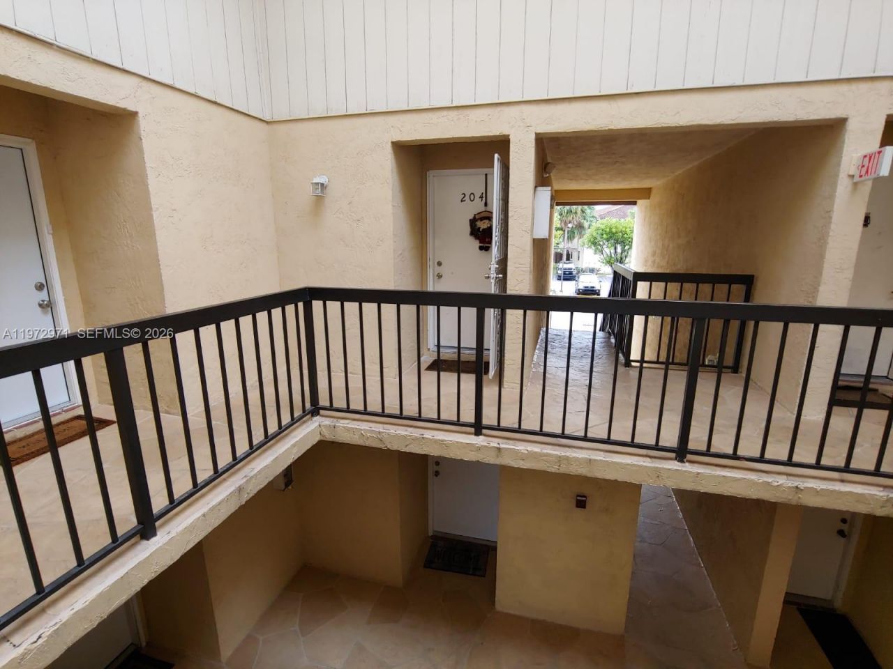 690 W Park Dr, Unit 2-204, Miami, FL 33172 Photo