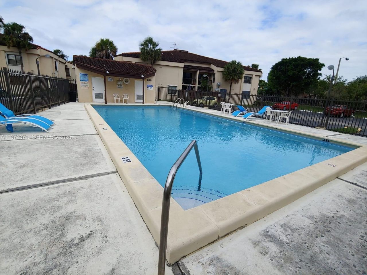 690 W Park Dr, Unit 2-204, Miami, FL 33172 Photo