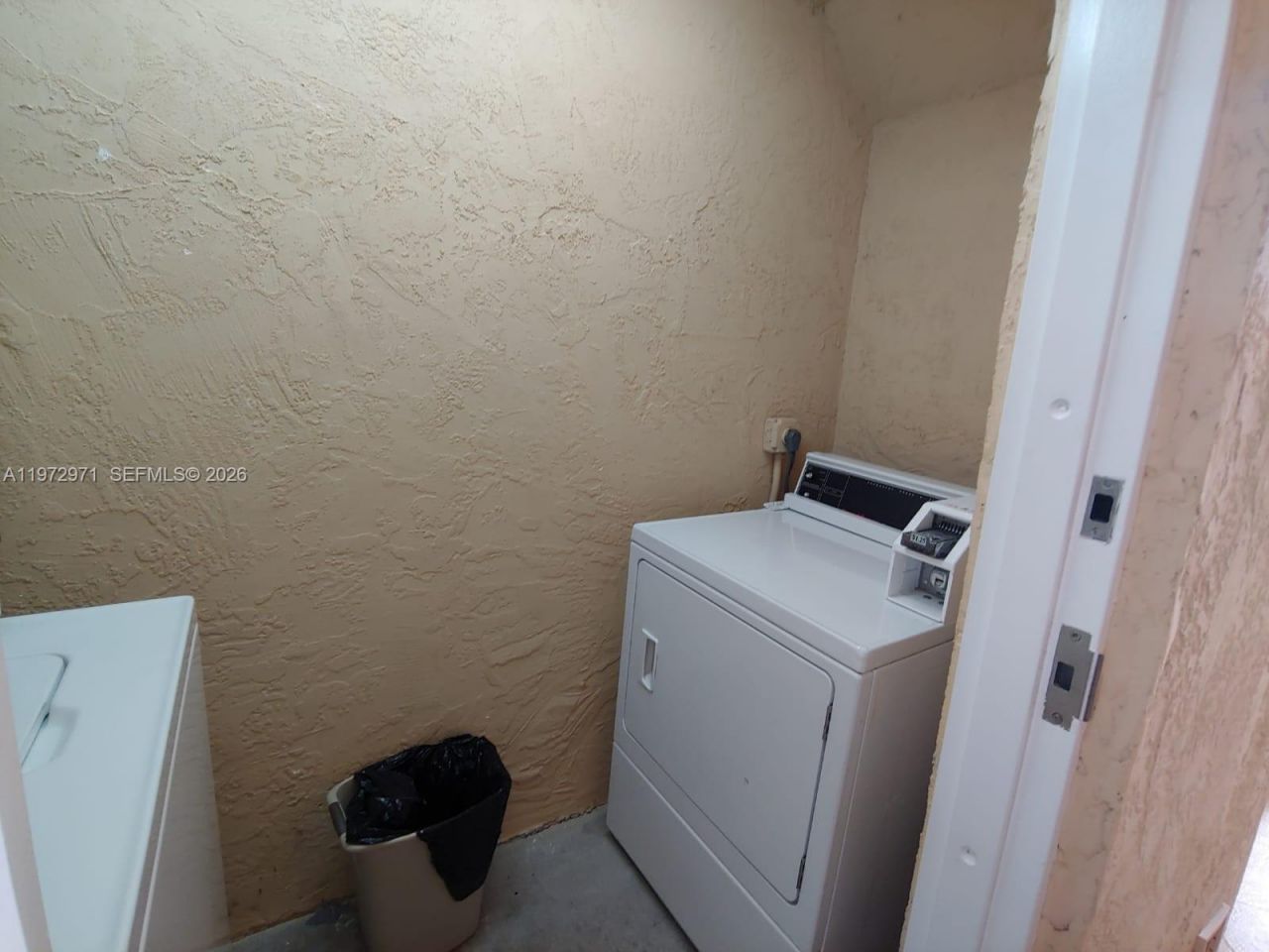 690 W Park Dr, Unit 2-204, Miami, FL 33172 Photo