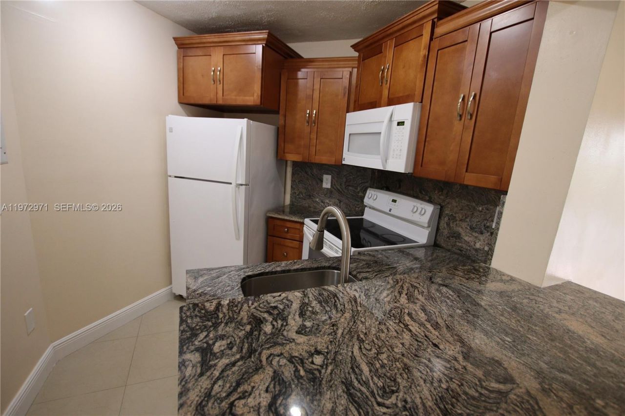 690 W Park Dr, Unit 2-204, Miami, FL 33172 Photo