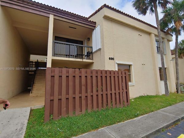 690 W Park Dr , Unit 2-204, Miami, FL 33172