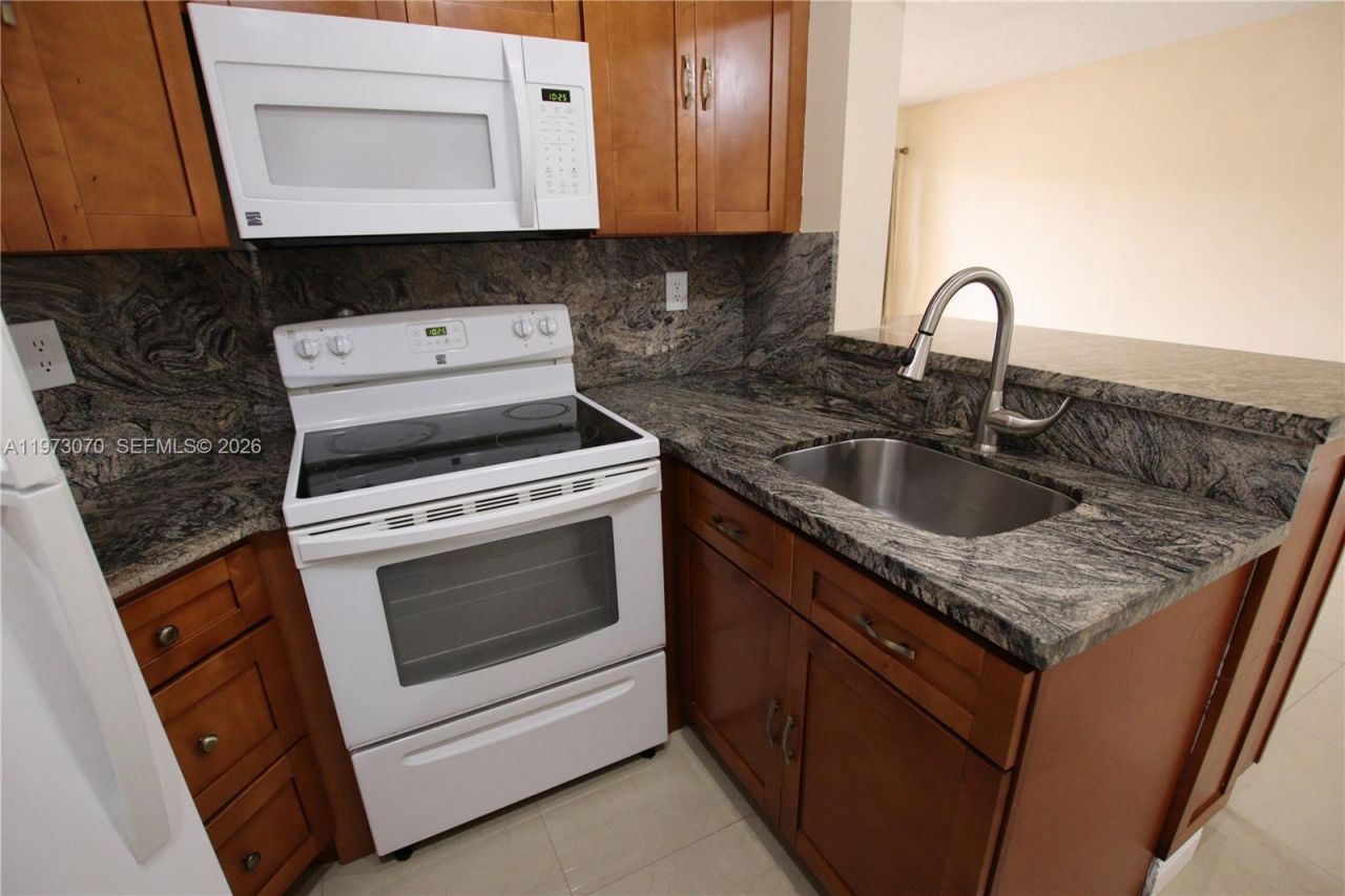 690 W Park Dr , Unit 2-204, Miami, FL 33172 Photo