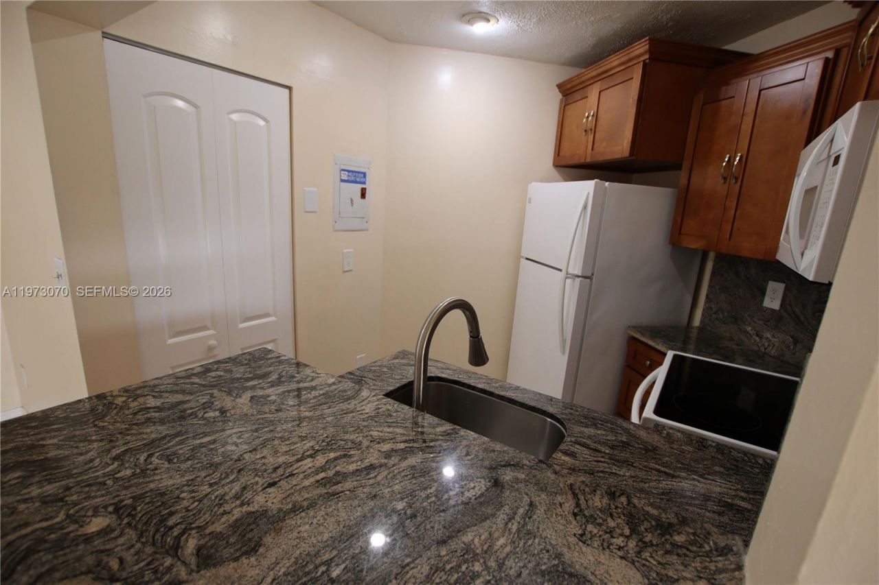 690 W Park Dr , Unit 2-204, Miami, FL 33172 Photo