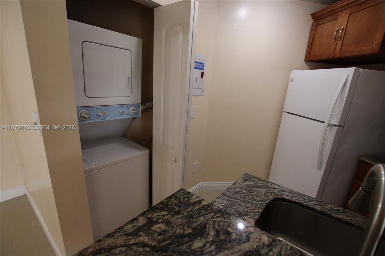 690 W Park Dr , Unit 2-204, Miami, FL 33172 Photo