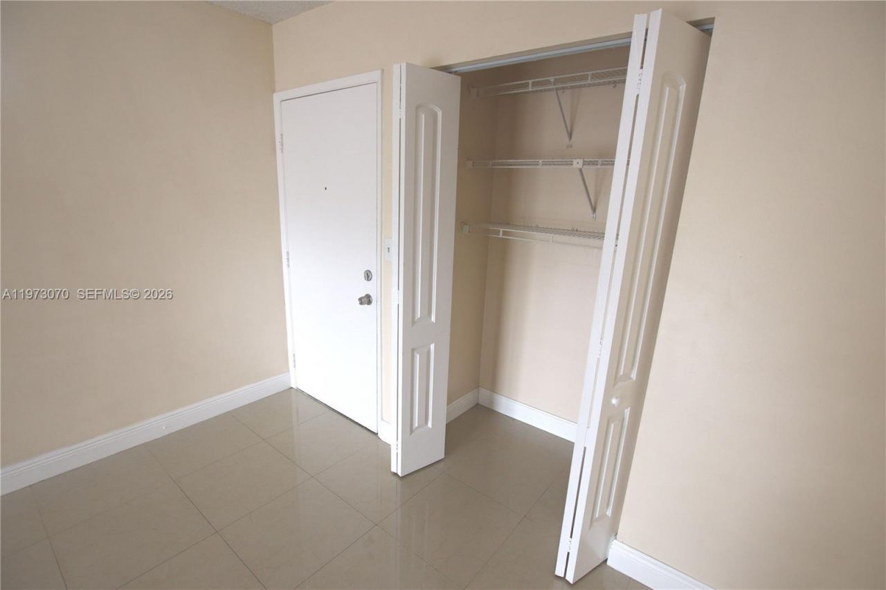 690 W Park Dr , Unit 2-204, Miami, FL 33172 Photo