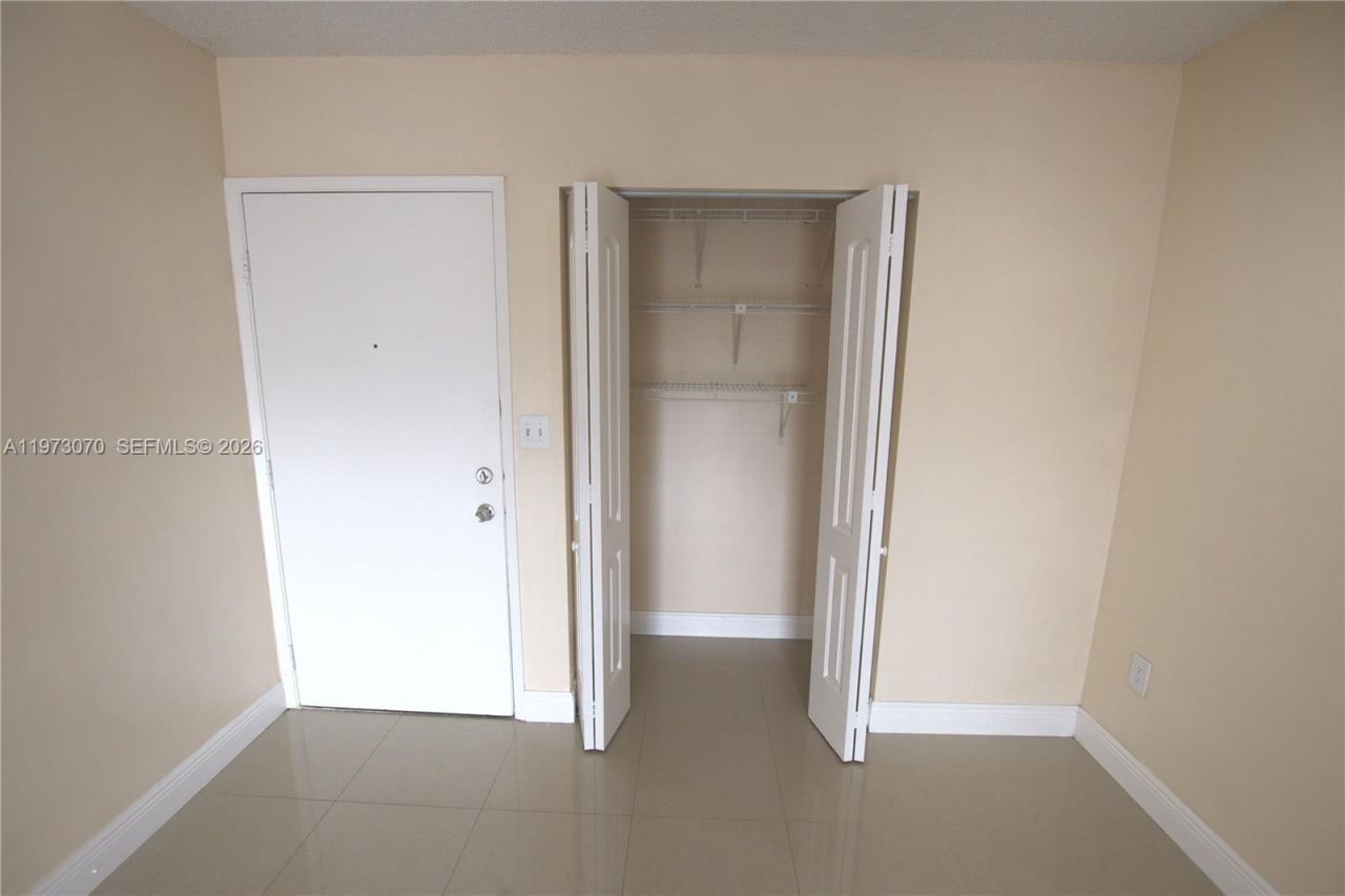 690 W Park Dr , Unit 2-204, Miami, FL 33172 Photo