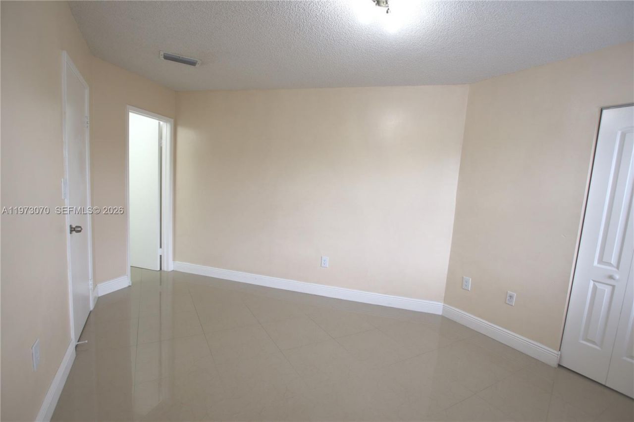 690 W Park Dr , Unit 2-204, Miami, FL 33172 Photo