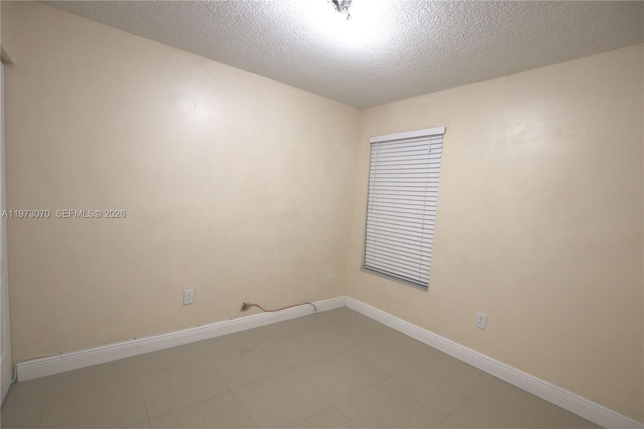 690 W Park Dr , Unit 2-204, Miami, FL 33172 Photo