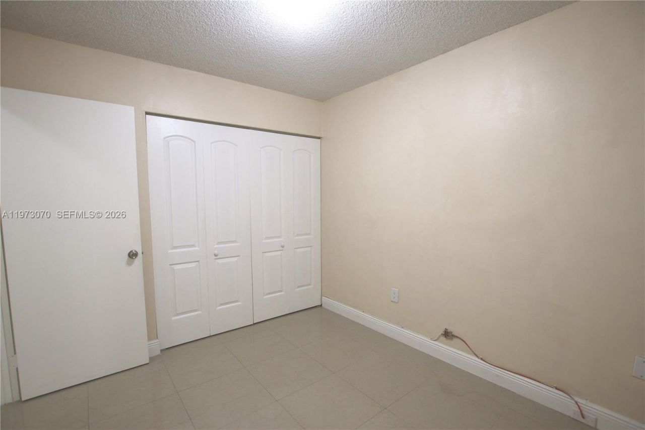 690 W Park Dr , Unit 2-204, Miami, FL 33172 Photo