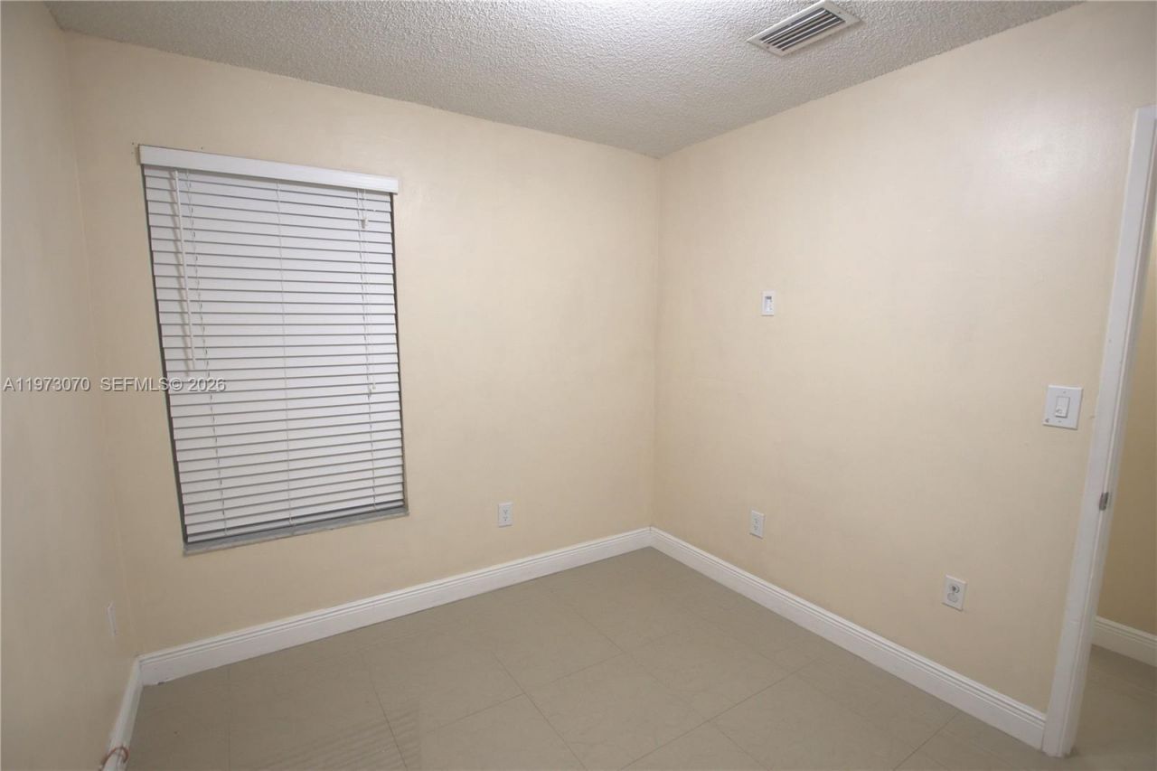 690 W Park Dr , Unit 2-204, Miami, FL 33172 Photo