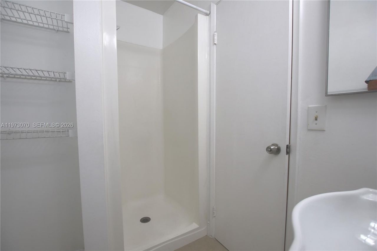 690 W Park Dr , Unit 2-204, Miami, FL 33172 Photo