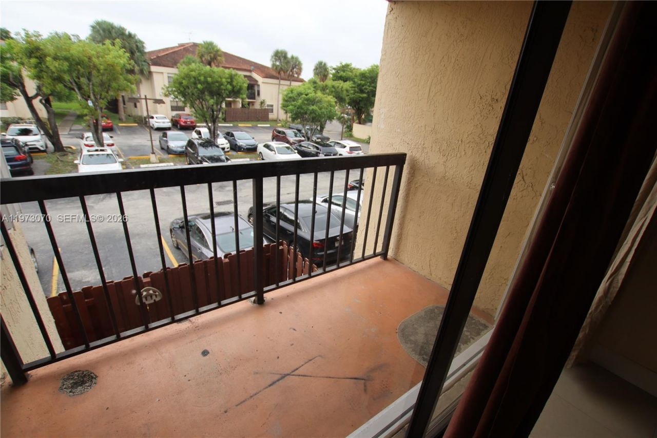 690 W Park Dr , Unit 2-204, Miami, FL 33172 Photo