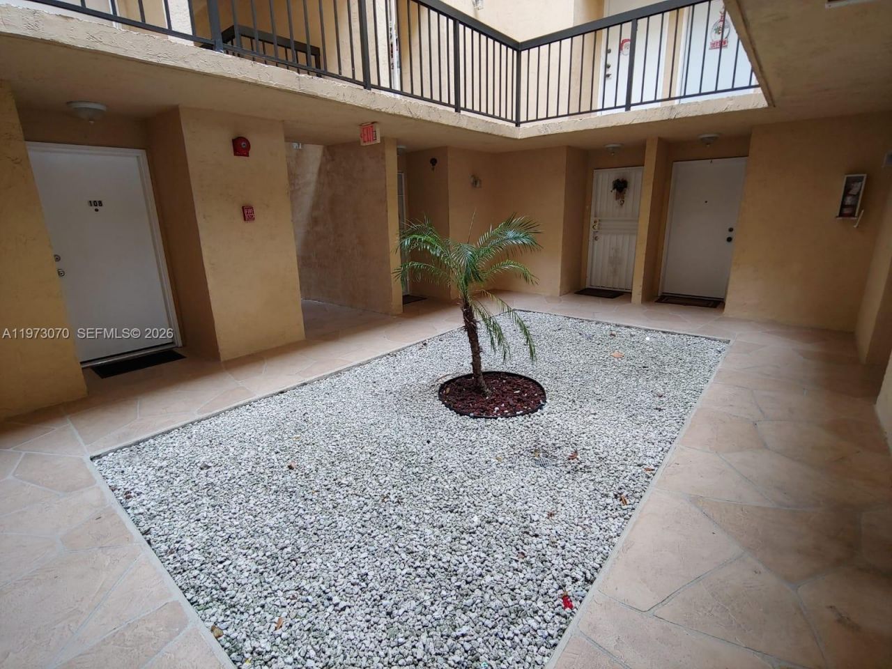 690 W Park Dr , Unit 2-204, Miami, FL 33172 Photo