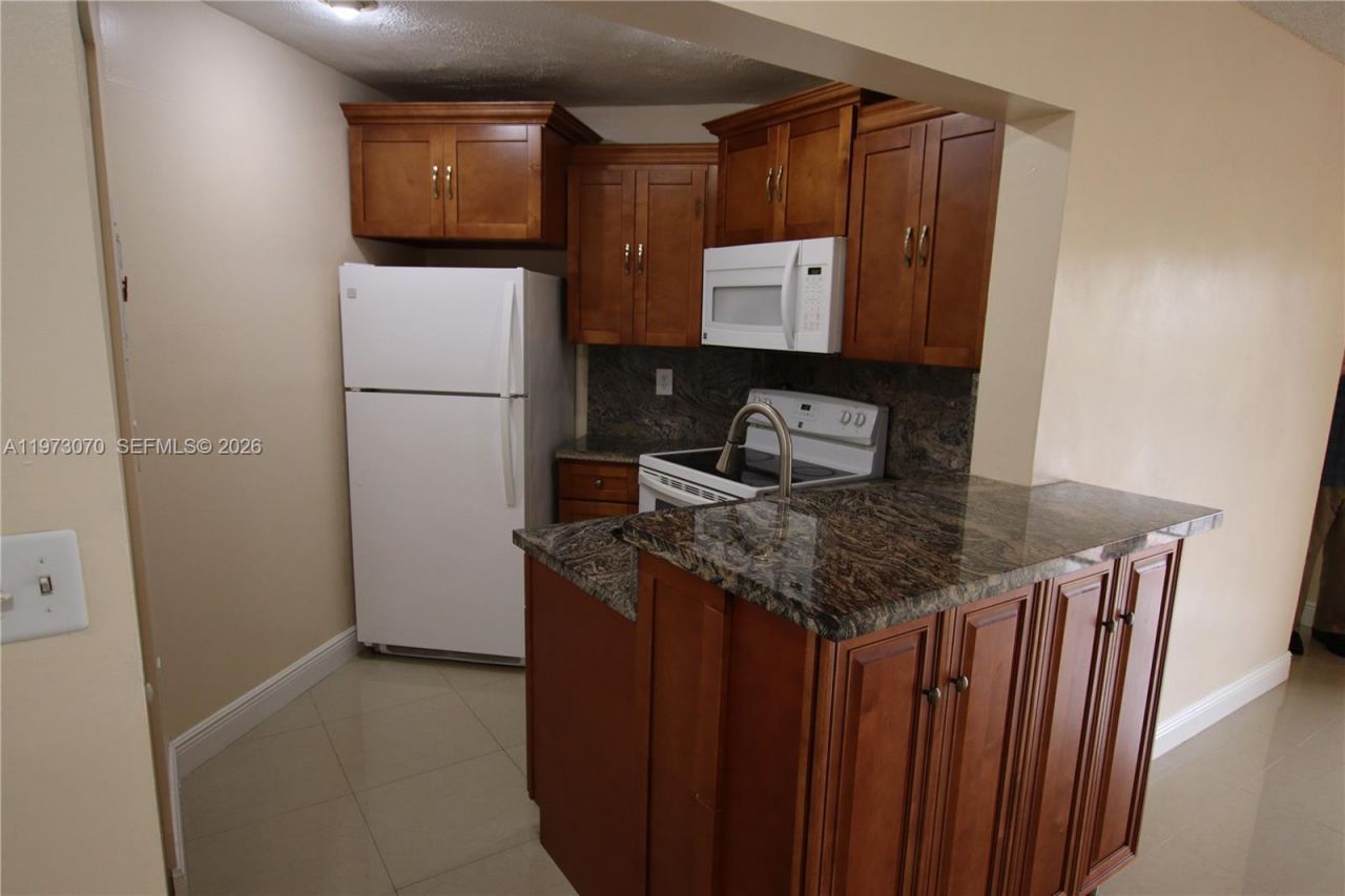 690 W Park Dr , Unit 2-204, Miami, FL 33172 Photo