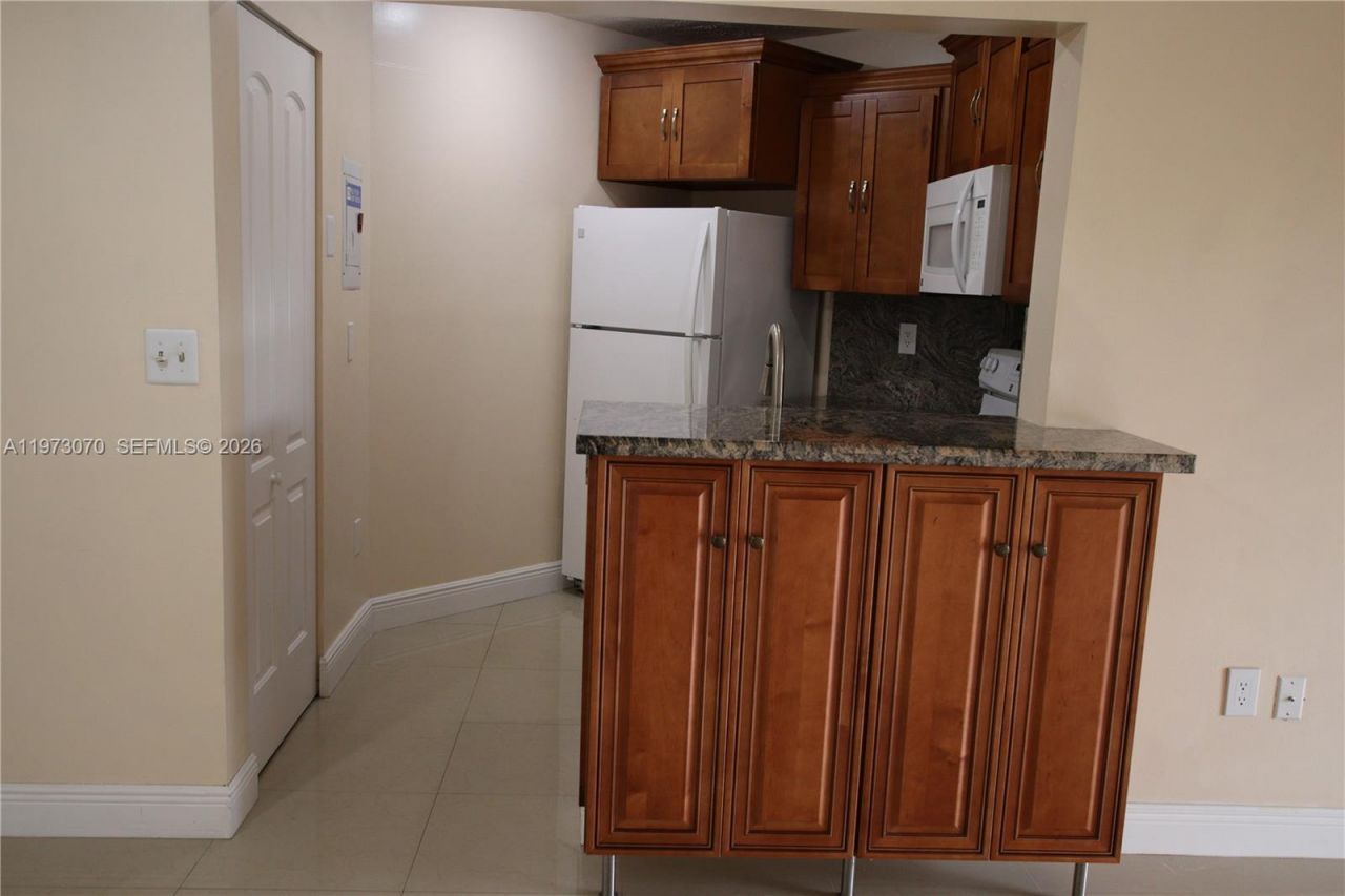 690 W Park Dr , Unit 2-204, Miami, FL 33172 Photo