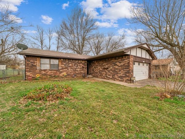 604 E Radcliff Avenue , Locust Grove, OK 74352