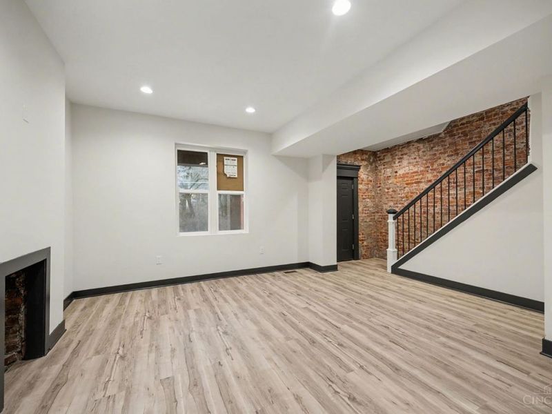112 Valencia Street, Cincinnati, OH 45219 Photo 2