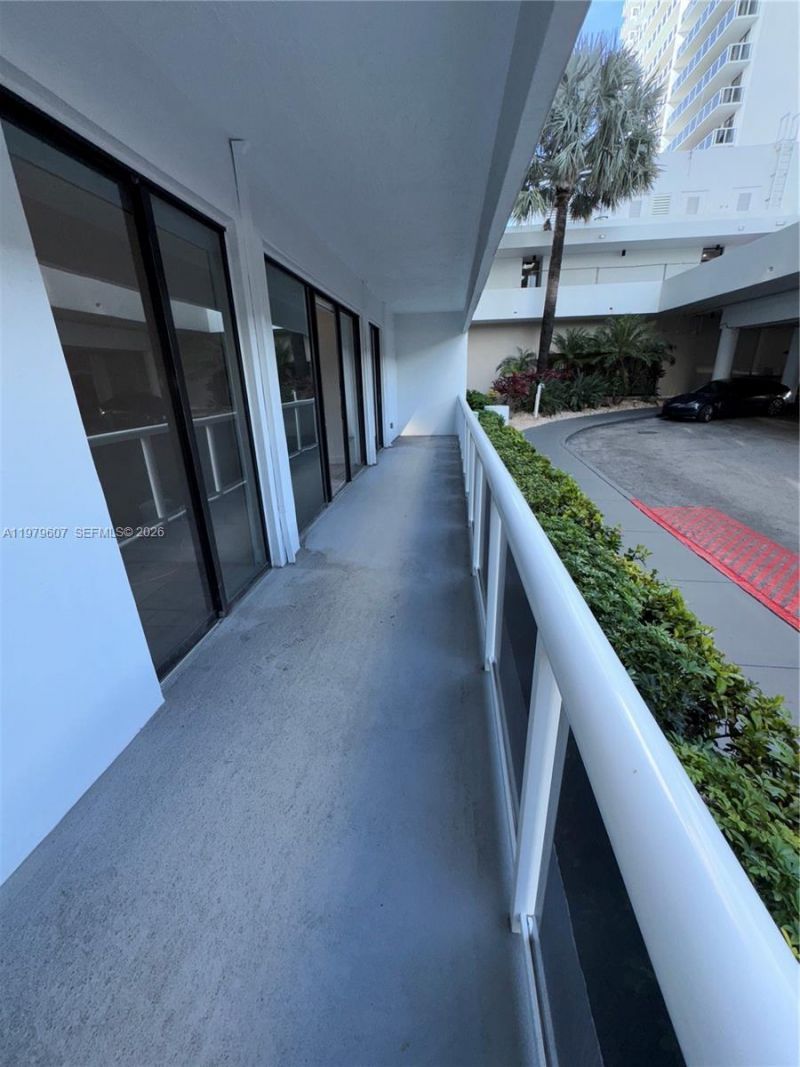 20505 E Country Club Dr , Unit 135, Aventura, FL 33180 Photo