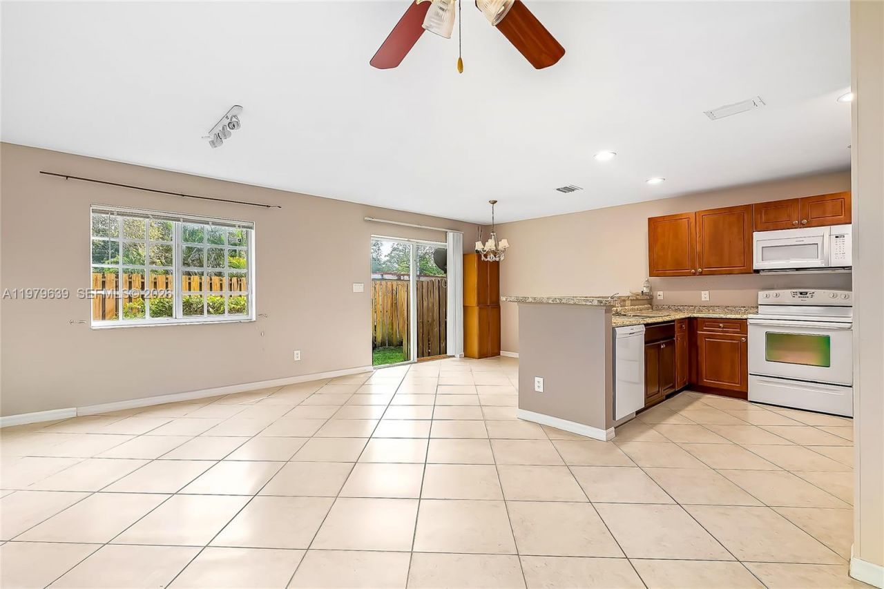 330 SW 2nd Ave, Unit 12, Hallandale Beach, FL 33009 Photo