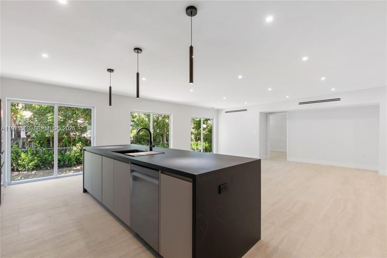 2251 SW 20th St , Miami, FL 33145 Photo