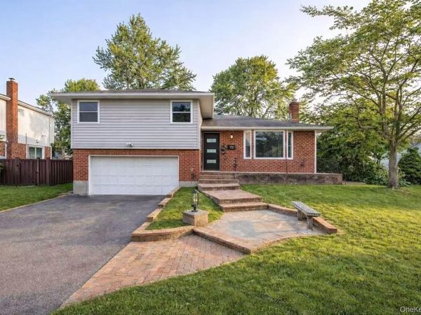 5 Warren Place, Plainview, NY 11803