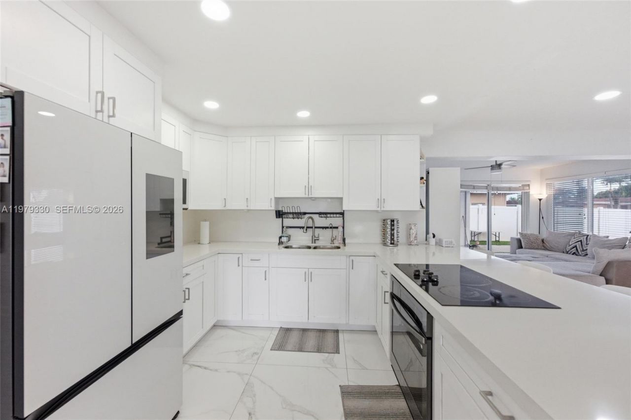 1101 NW 86th Ter, Pembroke Pines, FL 33024 Photo