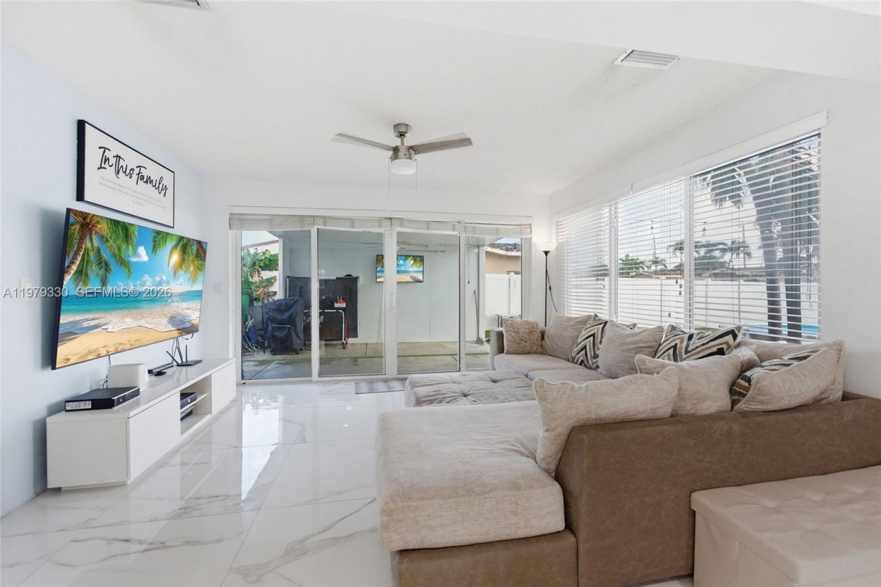 1101 NW 86th Ter, Pembroke Pines, FL 33024 Photo