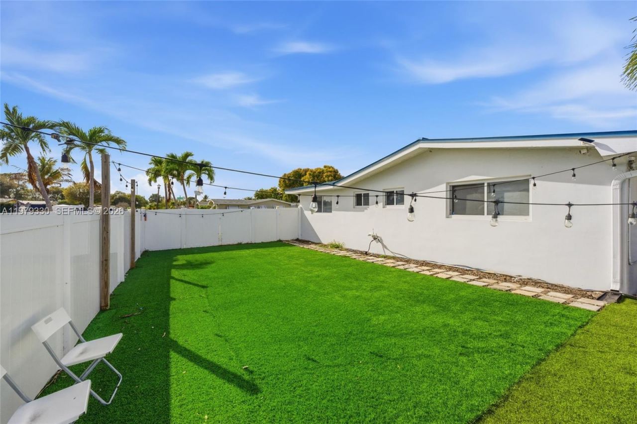 1101 NW 86th Ter, Pembroke Pines, FL 33024 Photo