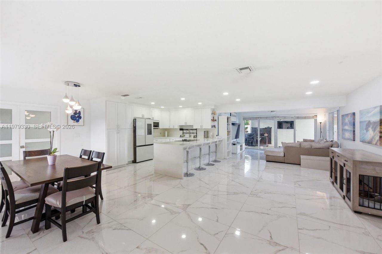 1101 NW 86th Ter, Pembroke Pines, FL 33024 Photo