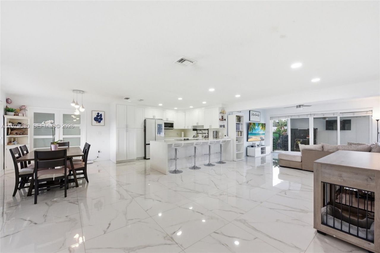 1101 NW 86th Ter, Pembroke Pines, FL 33024 Photo