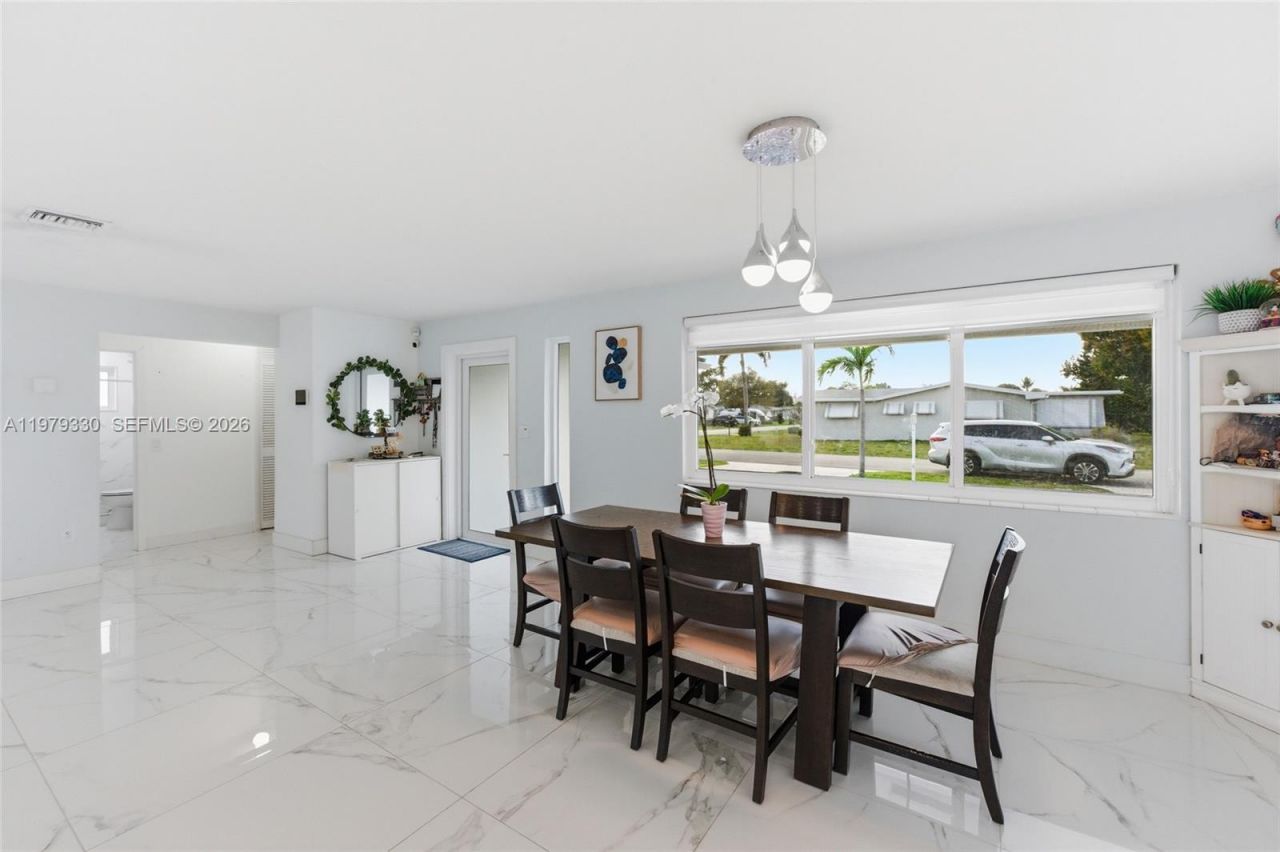 1101 NW 86th Ter, Pembroke Pines, FL 33024 Photo