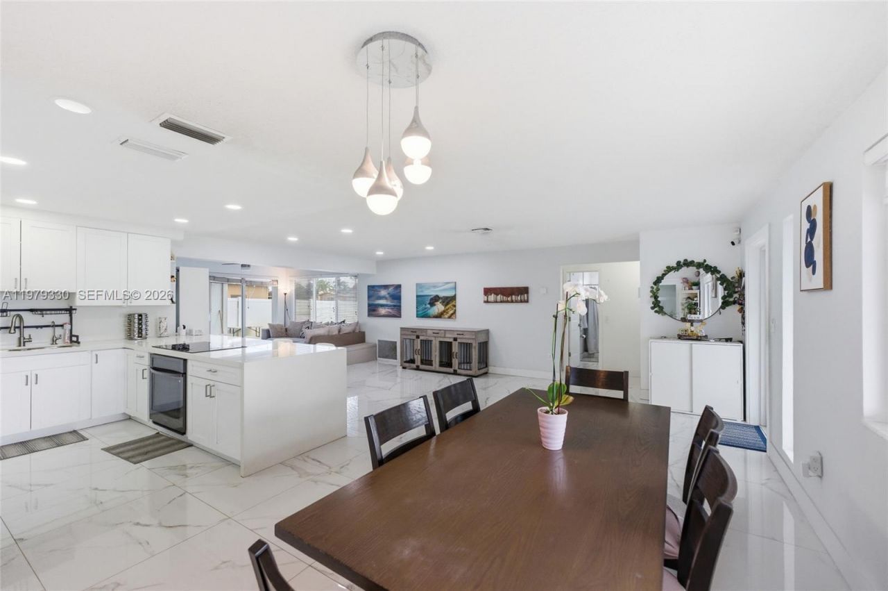 1101 NW 86th Ter, Pembroke Pines, FL 33024 Photo