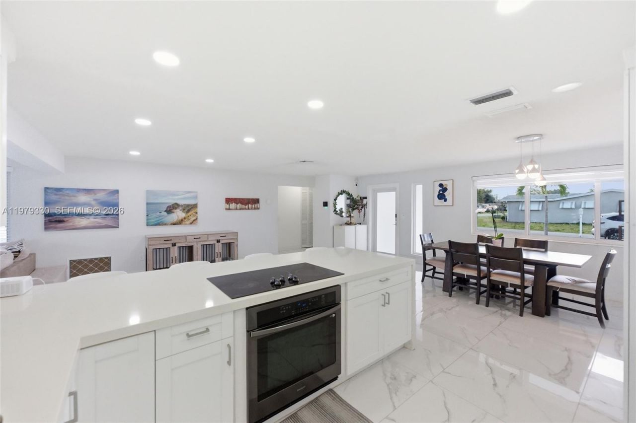 1101 NW 86th Ter, Pembroke Pines, FL 33024 Photo