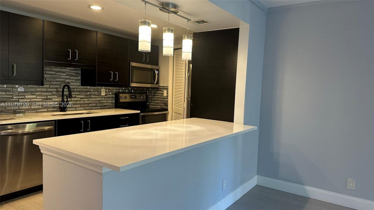 200 Lakeview Dr , Unit 111, Weston, FL 33326 Photo