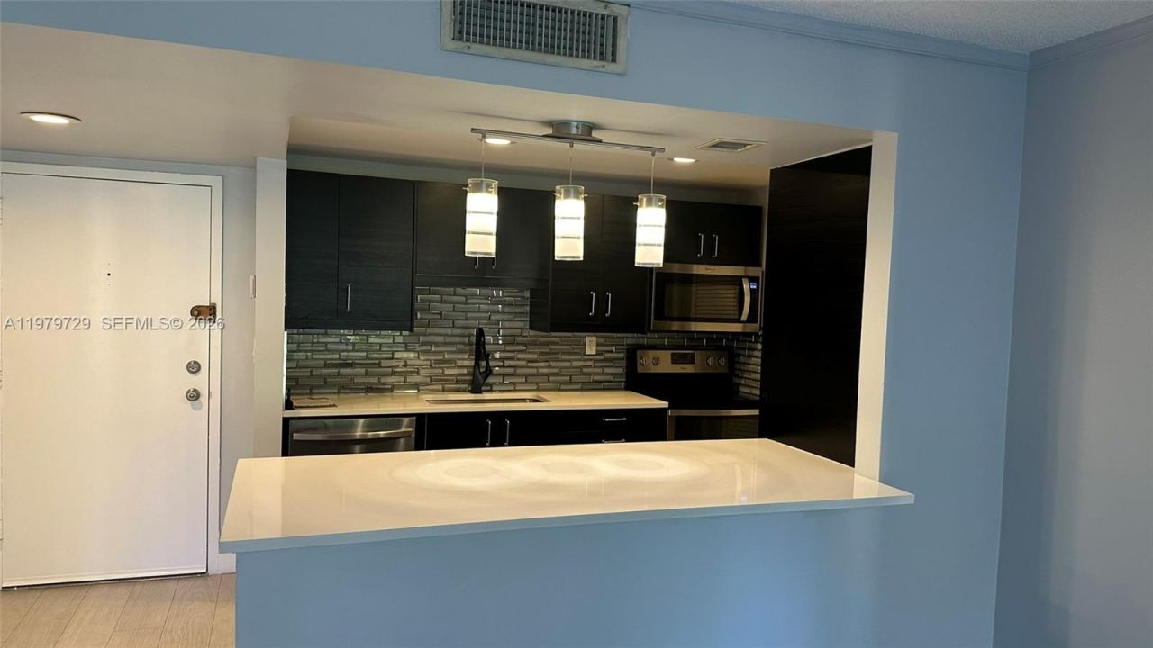 200 Lakeview Dr , Unit 111, Weston, FL 33326 Photo