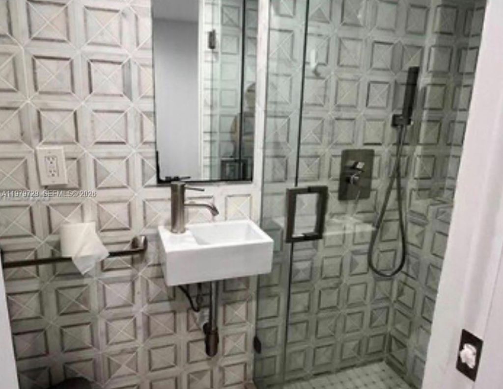 2457 Collins Ave , Unit 1605, Miami Beach, FL 33140 Photo