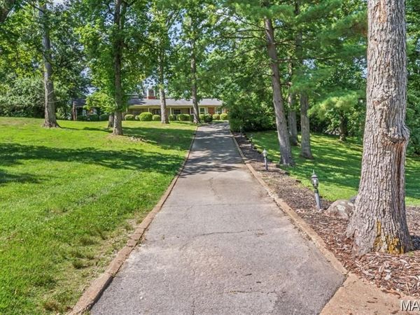 8 Balcon Estate, Creve Coeur, MO 63141