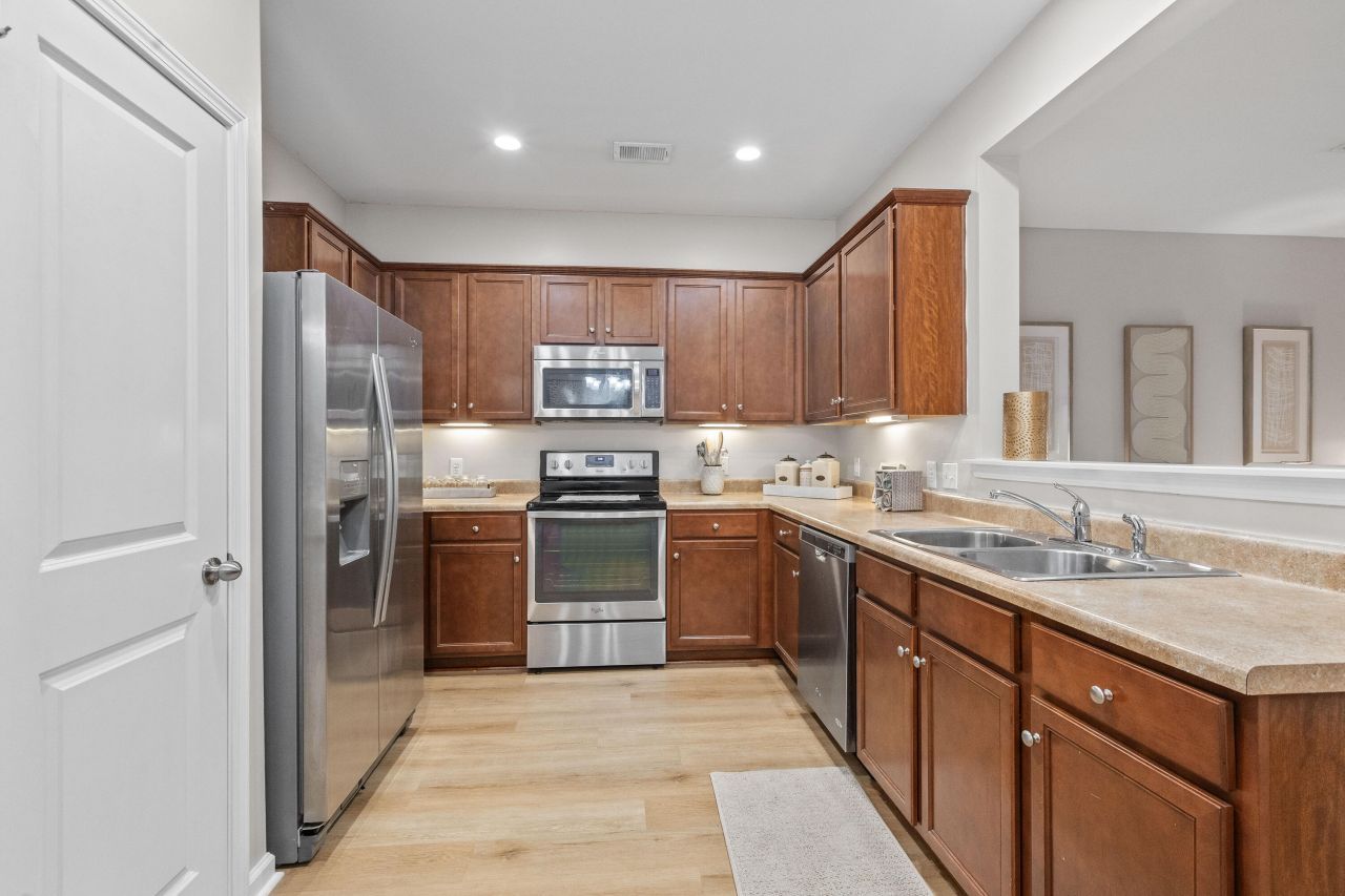 1086 Bennington Drive Photo 14